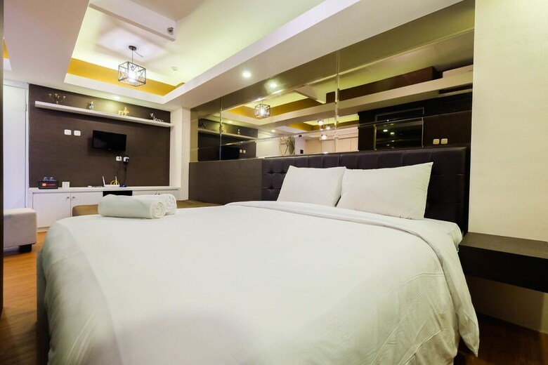 Spacious Studio Room At Green Pramuka Apartment