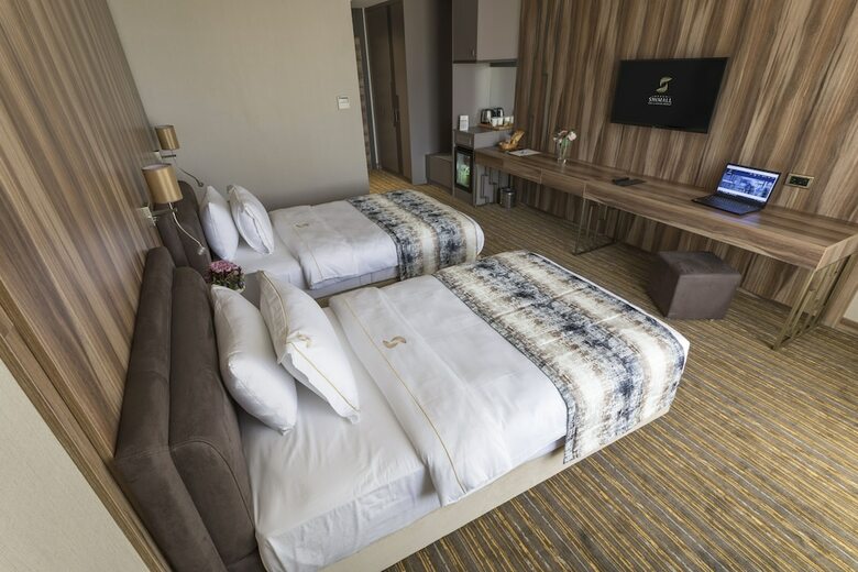 Shimall Deluxe Hotel