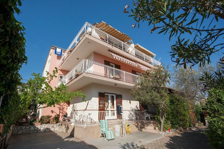 Apartments Maretic