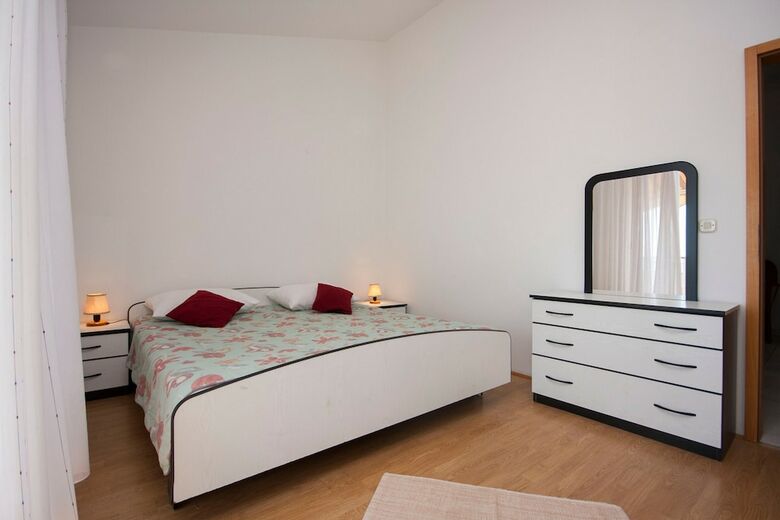 Apartments Maretic