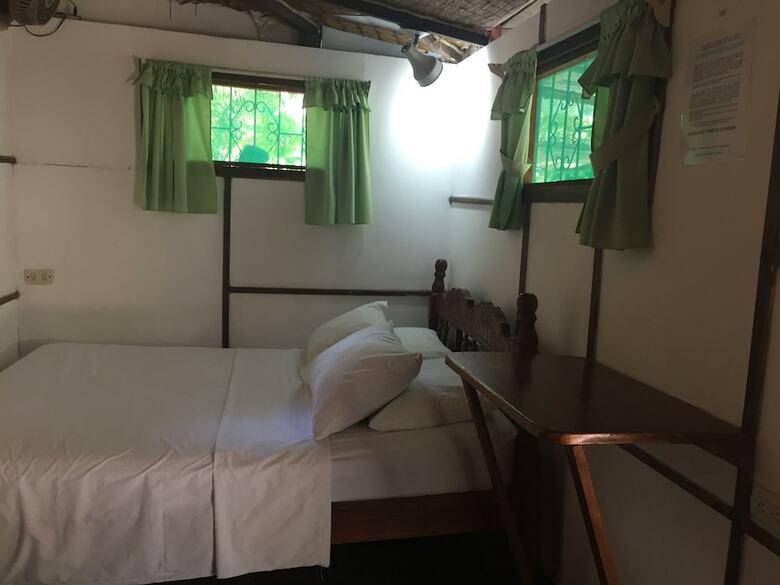Hostal Mal Pais Surf Camp