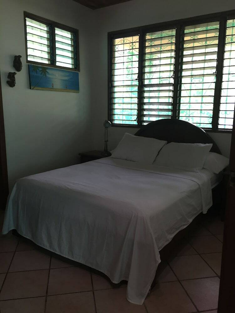Hostal Mal Pais Surf Camp