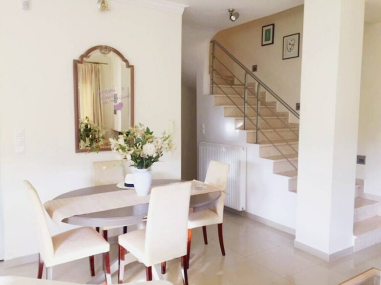 Quiet Bright House Next To The Sea Lagonisi