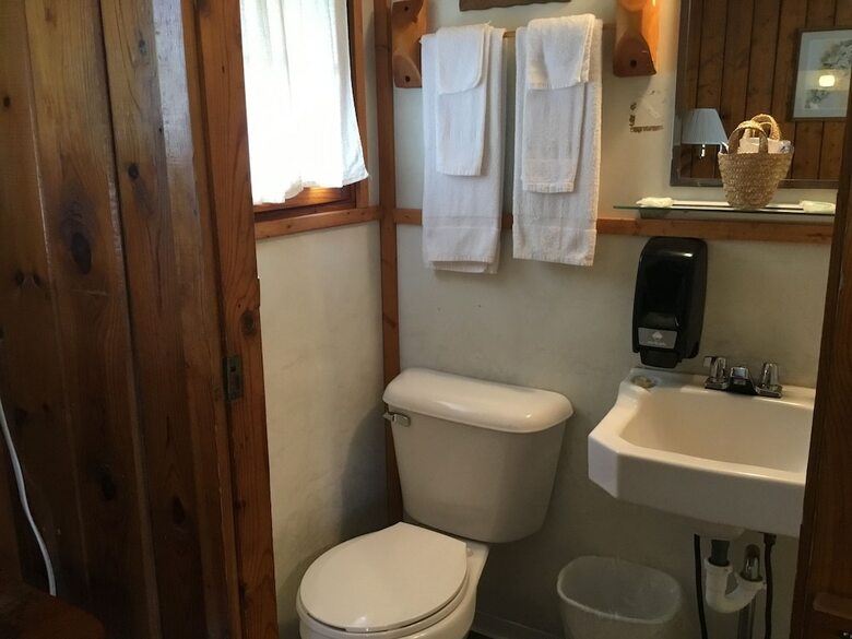 Pines Motel