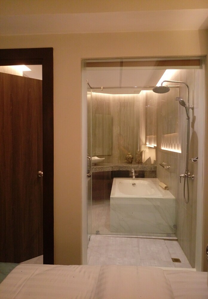 J7 Plaza Hotel