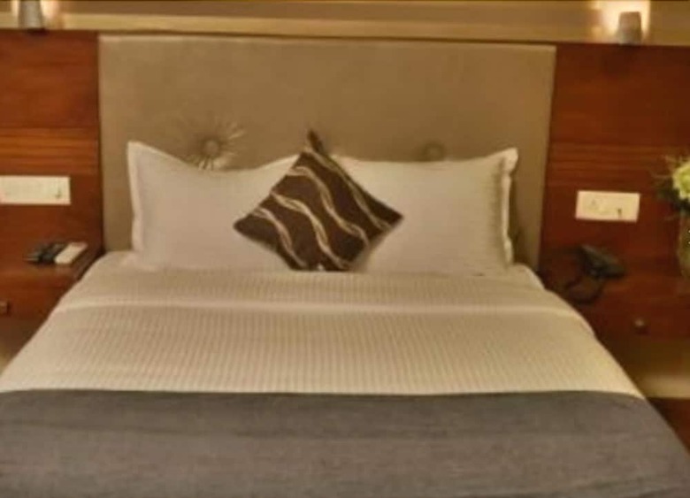 Fabhotel Berry's