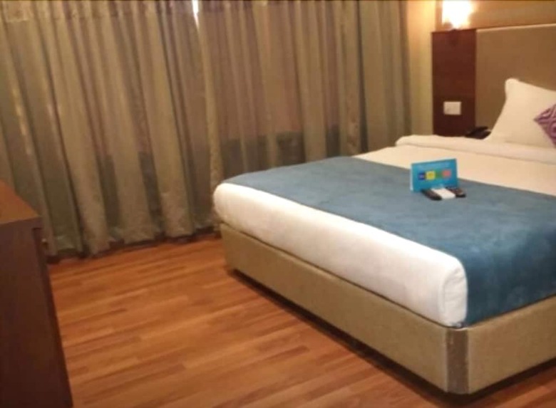 Fabhotel Berry's