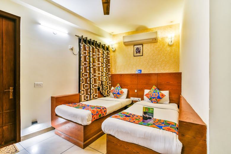 Fabhotel Le Grand
