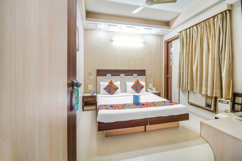 Fabhotel Rockwell Plaza