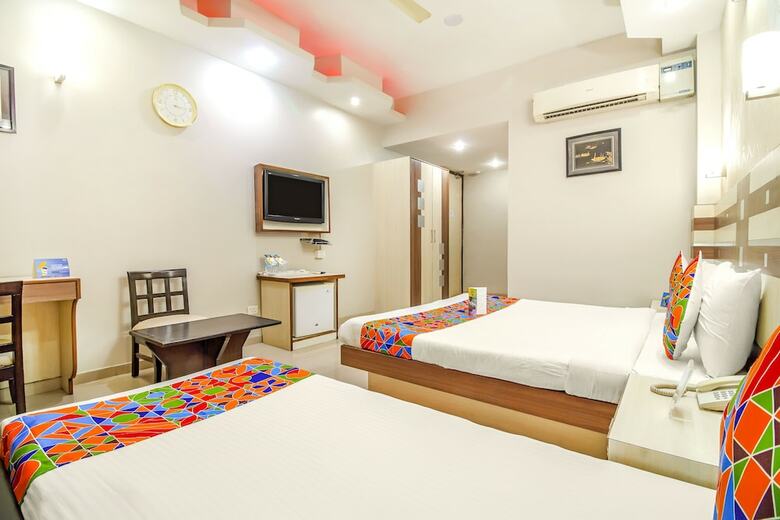 Fabhotel Rockwell Plaza