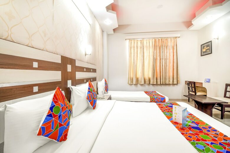 Fabhotel Rockwell Plaza