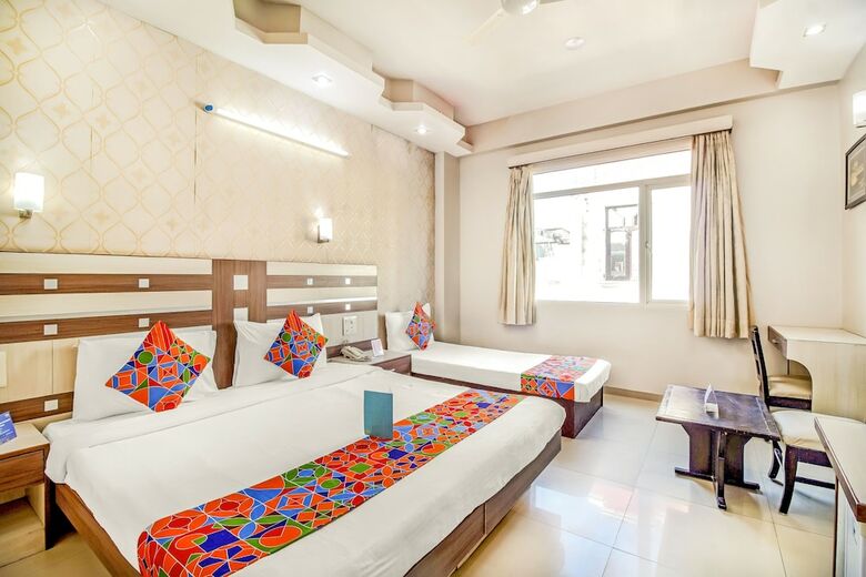 Fabhotel Rockwell Plaza