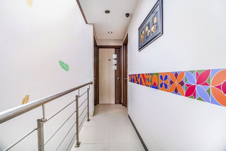 Fabhotel Rockwell Plaza