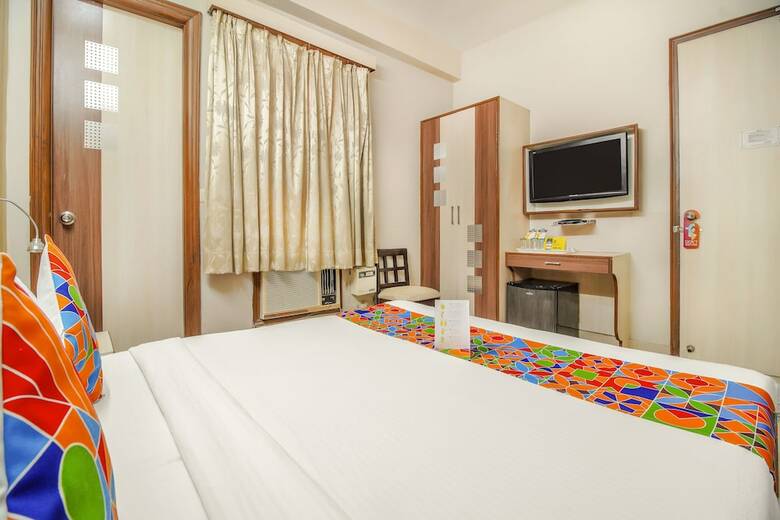 Fabhotel Rockwell Plaza