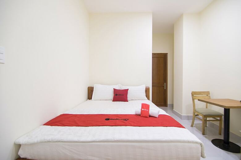 Hotel Reddoorz @ Le Van Sy Street