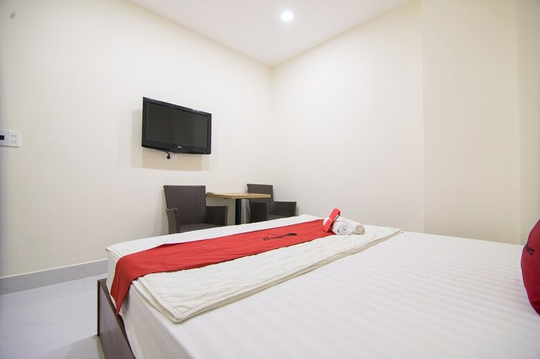 Hotel Reddoorz @ Le Van Sy Street