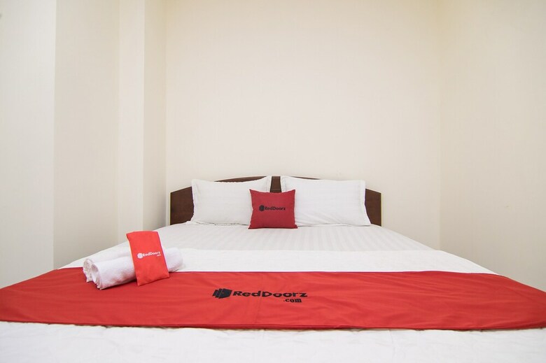 Hotel Reddoorz @ Le Van Sy Street