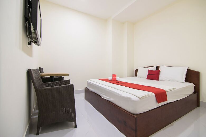 Hotel Reddoorz @ Le Van Sy Street