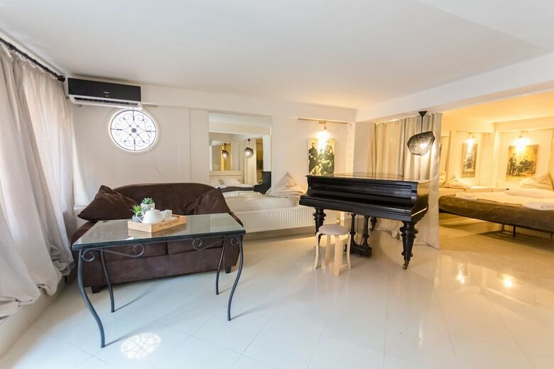 Falcon Apartments - Meidan Wine Cellar