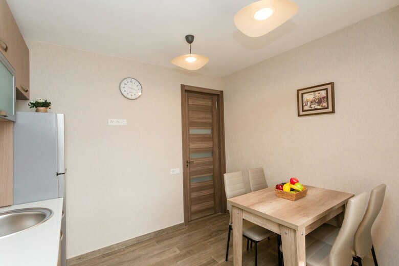 Falcon Apartments - Metro