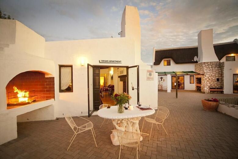 Hotel Artist's Retreat B & B/ Self Catering
