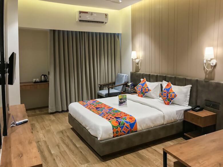Fabhotel Pinnacle Grand