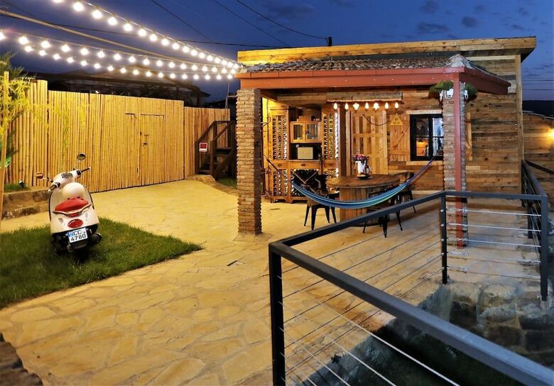 Falcon Apartments - Terrace
