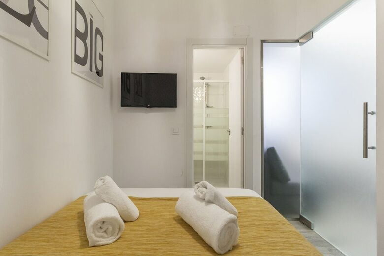 Dobo Homes Ronda de Valencia Apartment