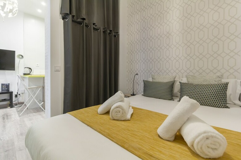 Dobo Homes Ronda de Valencia Apartment