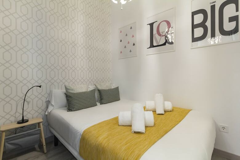 Dobo Homes Ronda de Valencia Apartment