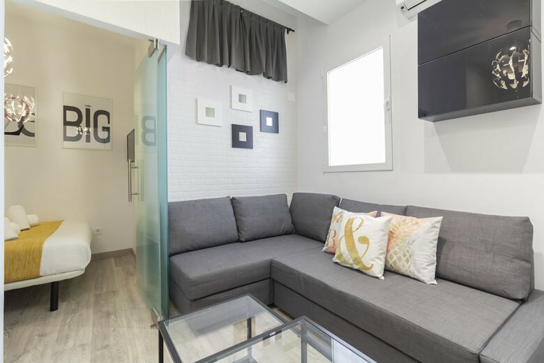 Dobo Homes Ronda de Valencia Apartment