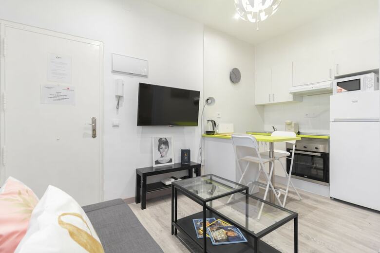 Dobo Homes Ronda de Valencia Apartment