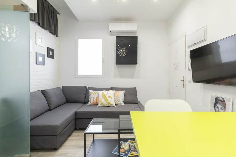 Dobo Homes Ronda de Valencia Apartment