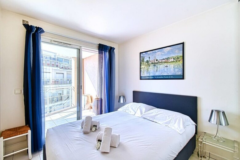 Beautiful 2 Bed Apartment Only 50m From The Beach!