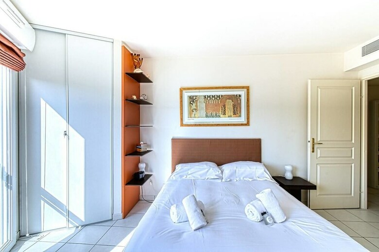 Beautiful 2 Bed Apartment Only 50m From The Beach!
