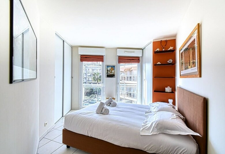 Beautiful 2 Bed Apartment Only 50m From The Beach!