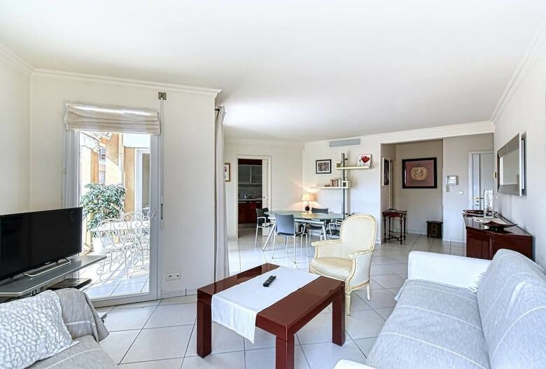 Beautiful 2 Bed Apartment Only 50m From The Beach!
