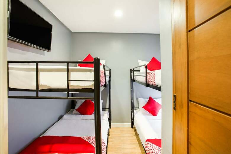 Hotel Oyo 521 Bacaca Suites
