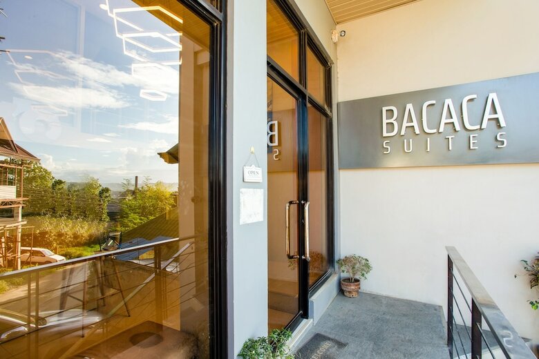 Hotel Oyo 521 Bacaca Suites