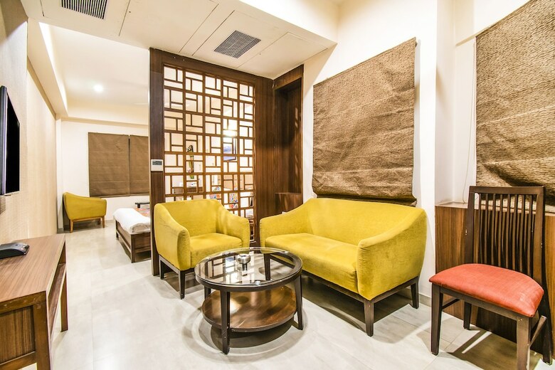 Fabhotel Flora