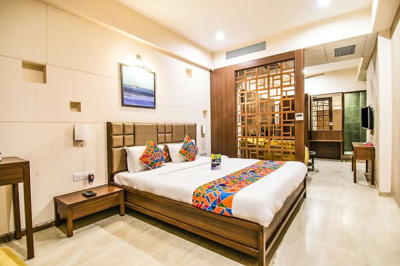 Fabhotel Flora