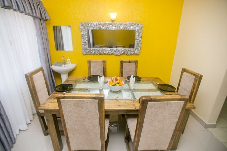 Lux Airport Inn