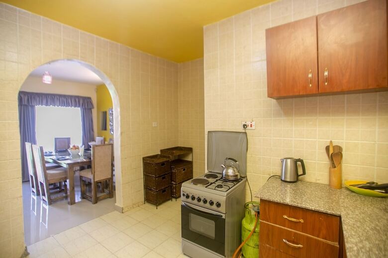 Lux Airport Inn