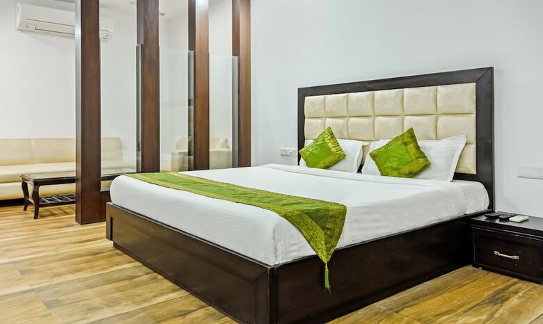 Hotel Treebo Trend Red Petal