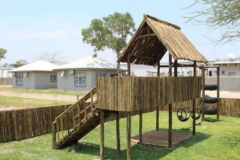 Posada Tlou Safari Lodge