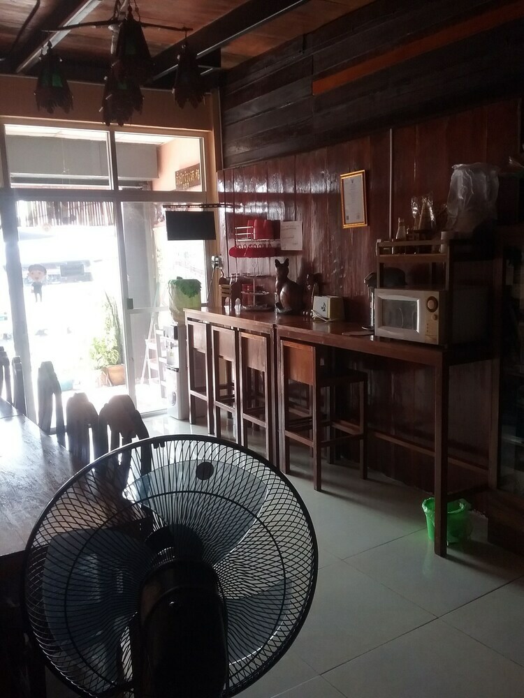 Hostal Arunrat Guesthouse
