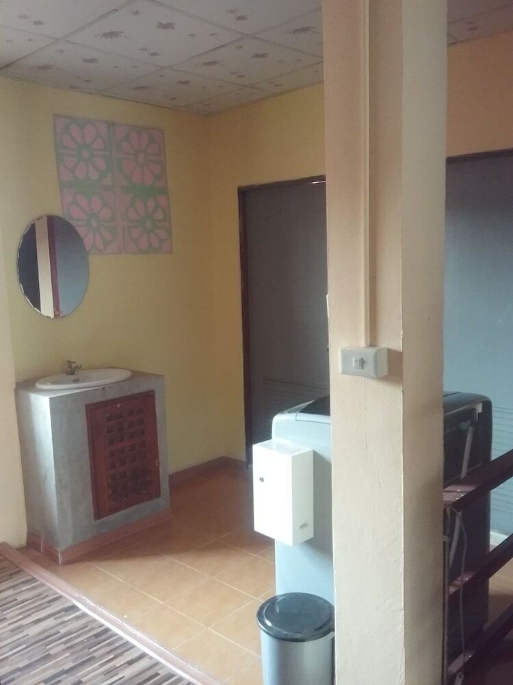 Hostal Arunrat Guesthouse
