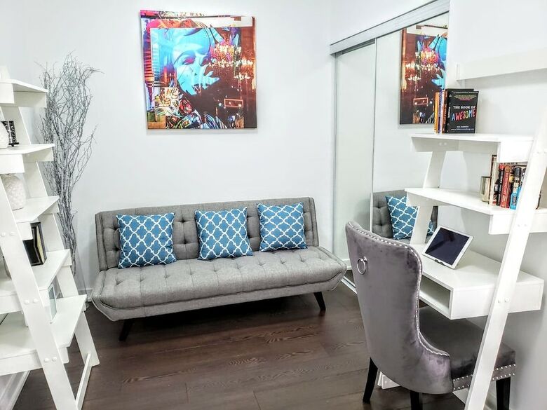 Brand New Cozy Downtown Toronto Suite