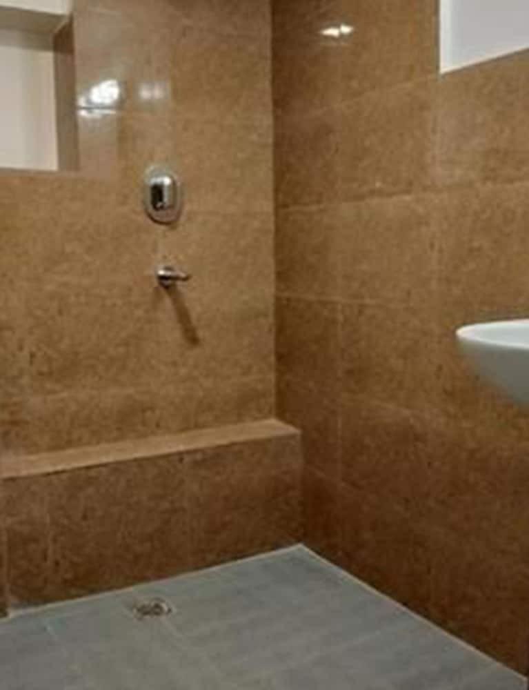 Hotel Heranya La:ku
