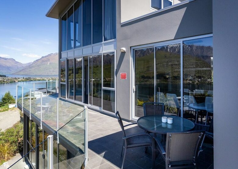 Hotel Luxury Lakeside Home - Remarkable View